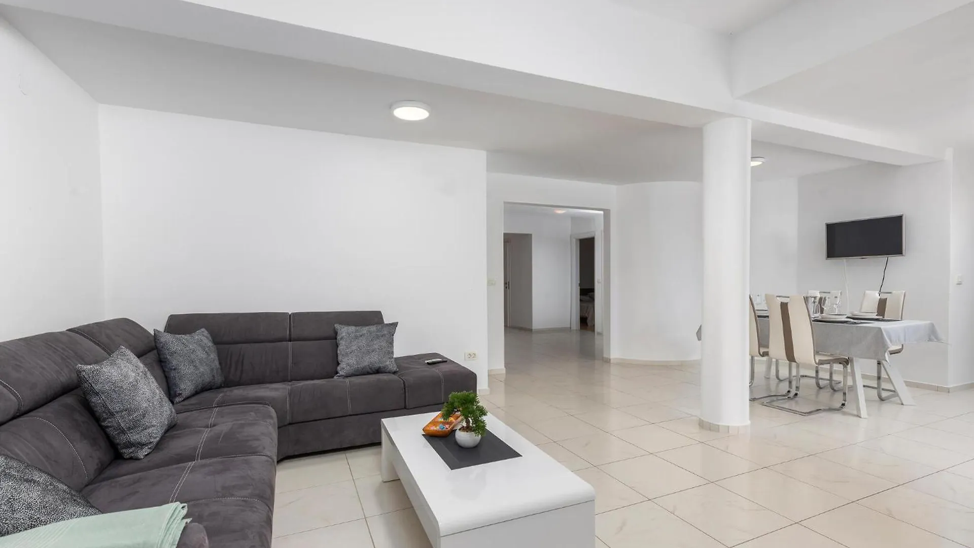 3 Bedroom Stunning Apartment In Lovran