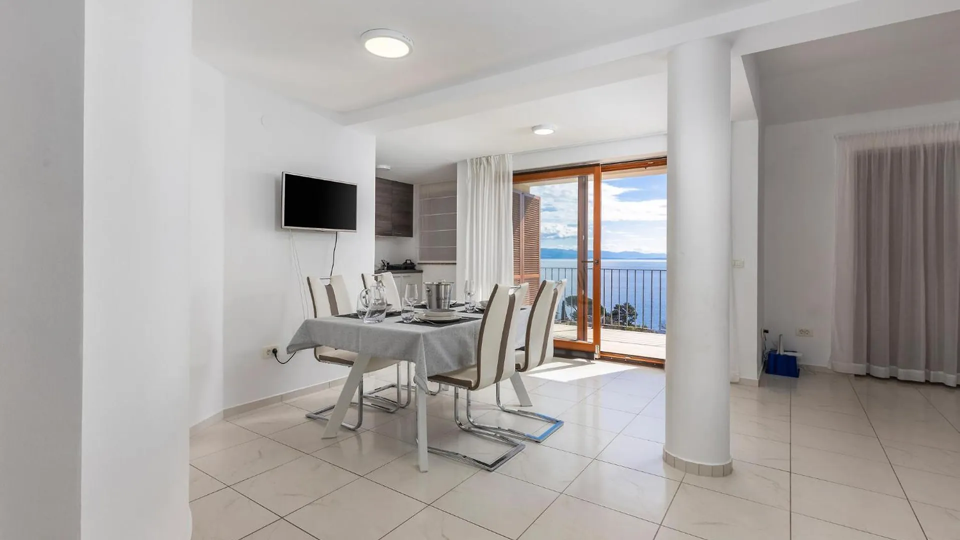 3 Bedroom Stunning Apartment In Lovran 0*,