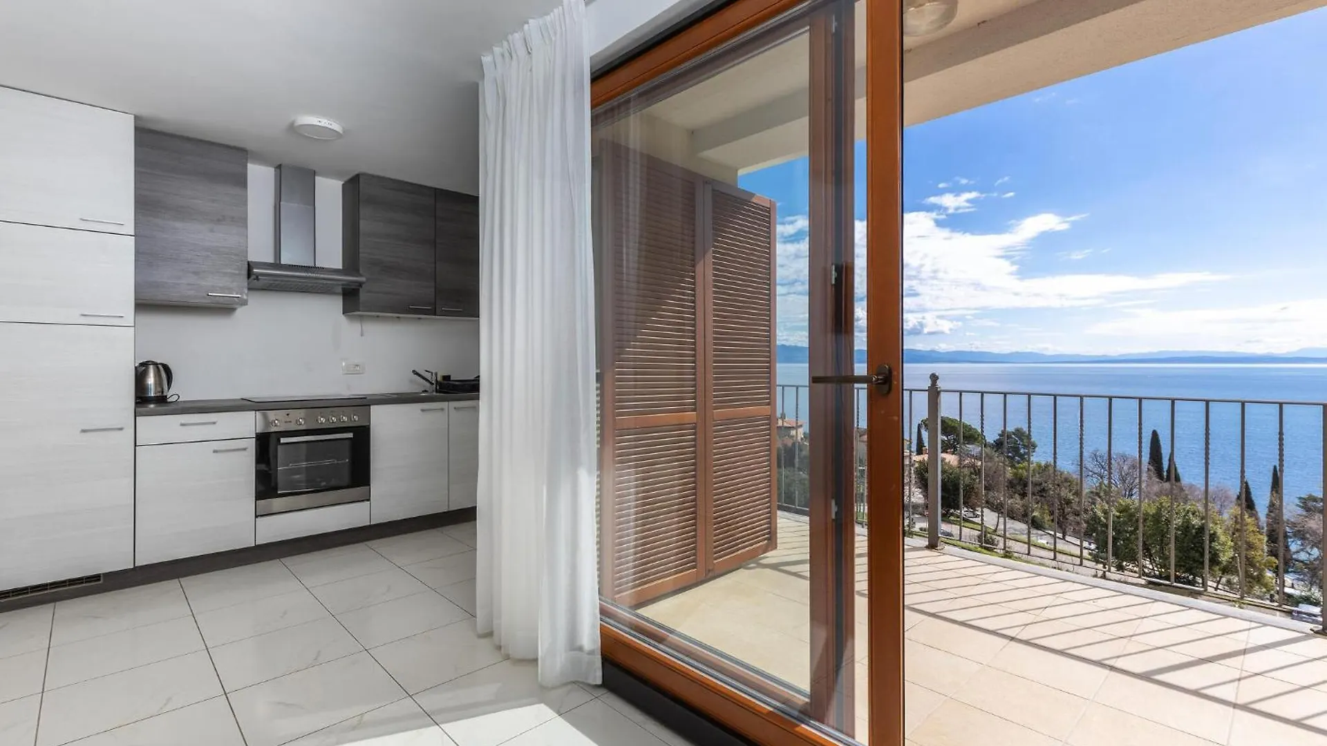 3 Bedroom Stunning Apartment In Lovran