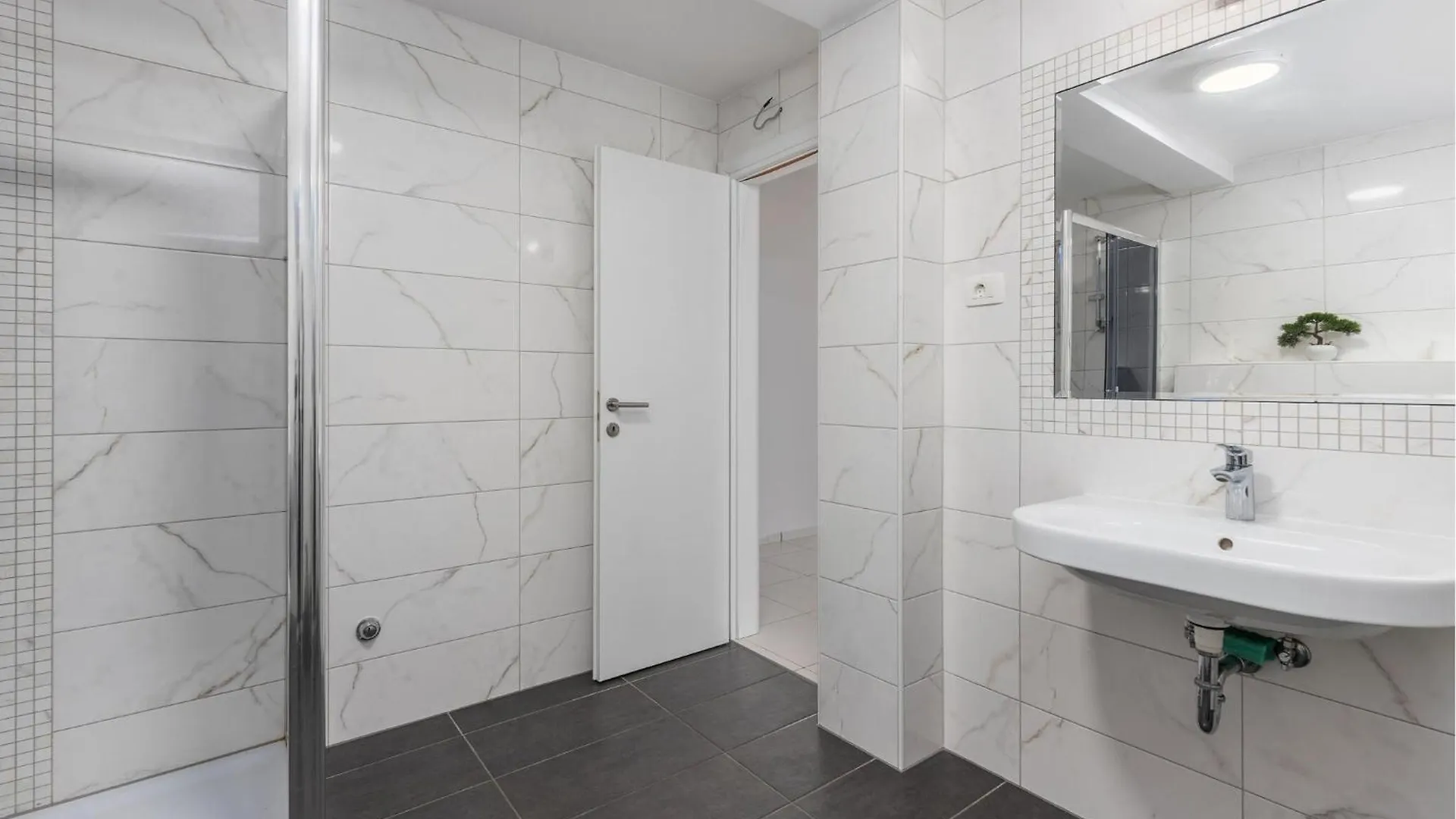 3 Bedroom Stunning Apartment In Lovran